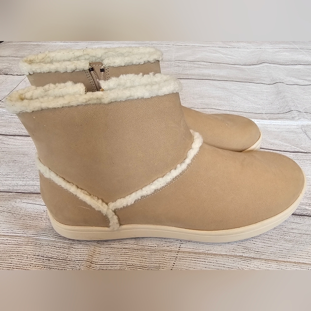 Clarks Women's Size 10 Cloudsteppers Step Glow Rose Fleece Lined Ankle Boots